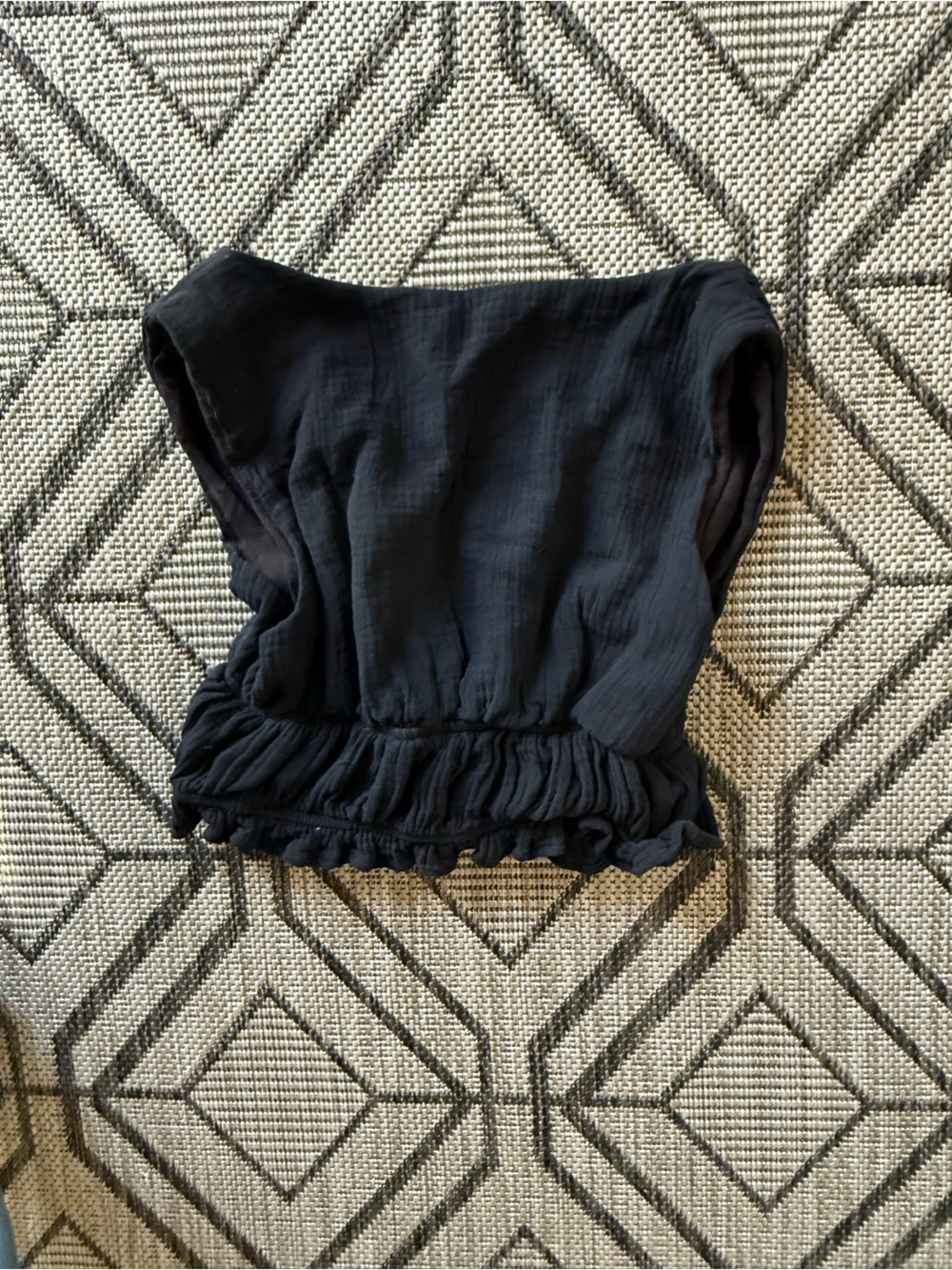 Lush‎ Cotton tie-front top with a ruffled and ruched hem and v-neckline - Picture 10 of 10